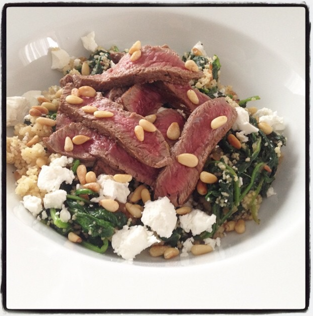 Couscous met gewokte spinazie en biefstuk
