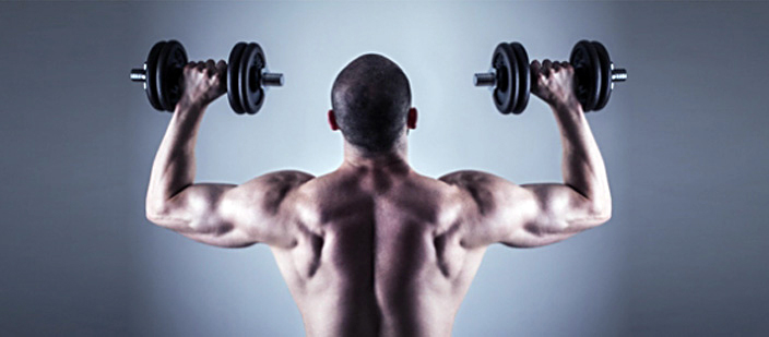 Man doet schouderoefeningen met dumbbells