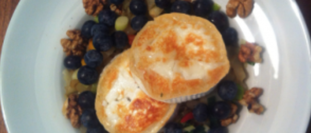 Geitenkaas salade met blauwe bessen en walnoten.