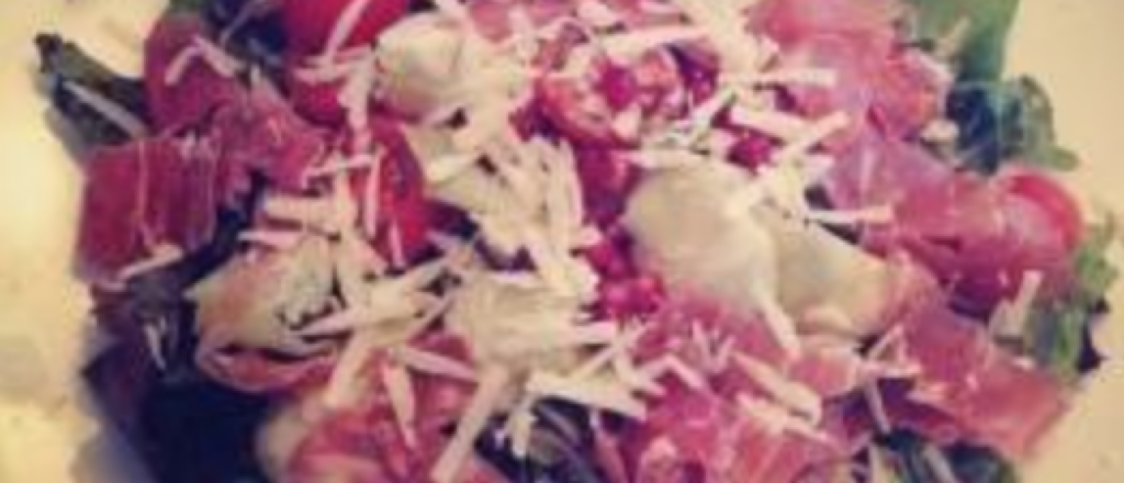 Verse salade met meloen en rauwe ham.