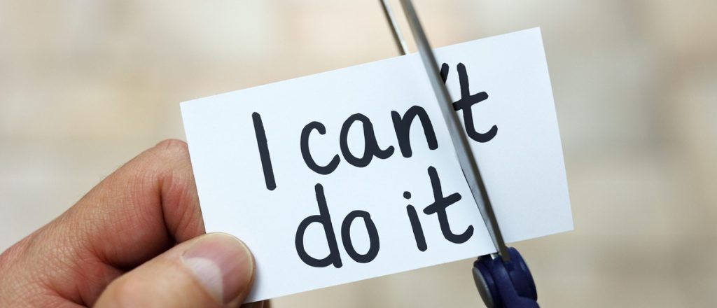 Hand knipt 'can't' van 'I can't do it' kaartje.