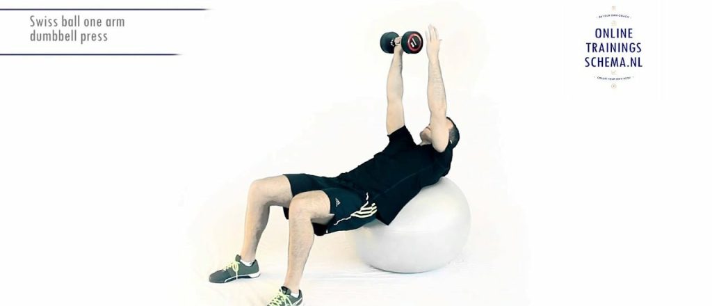 Man doet oefening met dumbbell op een swissball.