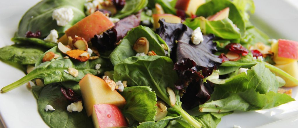 Frisse salade met appel, cranberry's en walnoten.