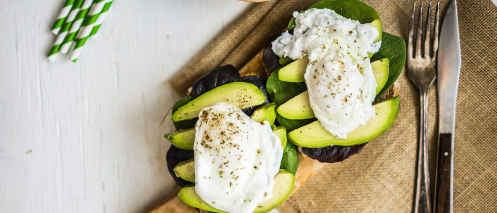 Toast met avocado en gepocheerde eieren bovenop