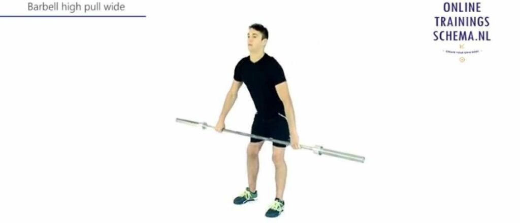 Man voert een barbell high pull uit in zwarte sportkleding.