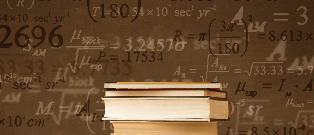 Gestapelde boeken voor achtergrond met wiskundeformules.