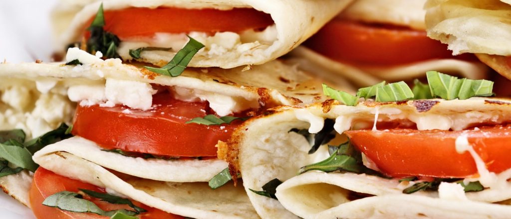 Boekweitwraps gevuld met geitenkaas, tomaat en spinazie.