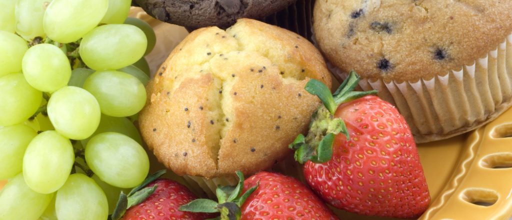 Boekweitmuffins met druiven en aardbeien op een bord