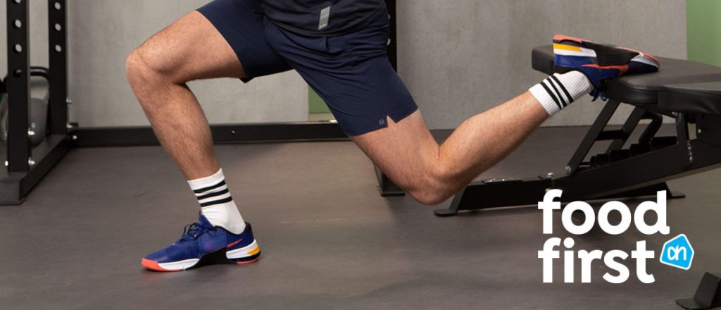 Man doet een Bulgarian split squat in de sportschool.