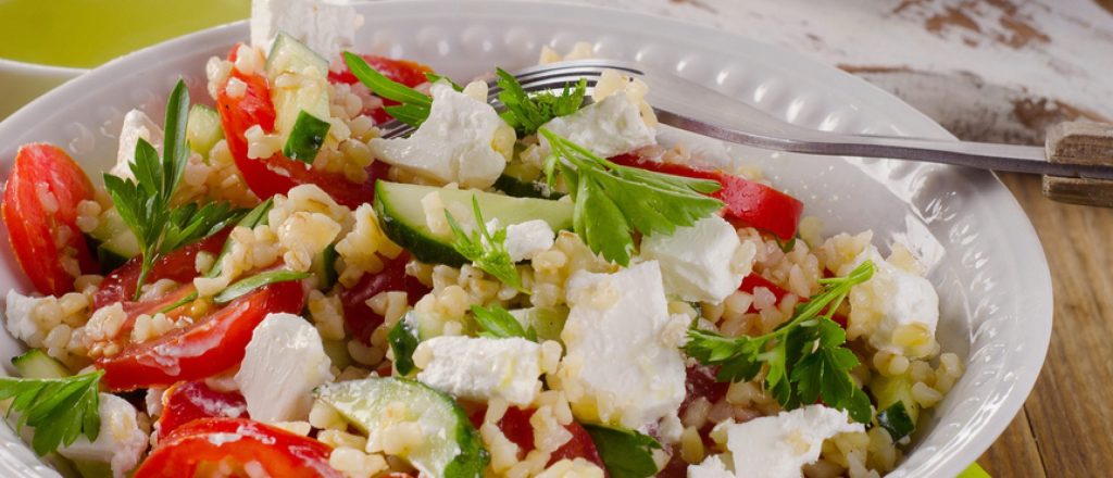 Bulgur salade met tomaat, komkommer en mozzarella