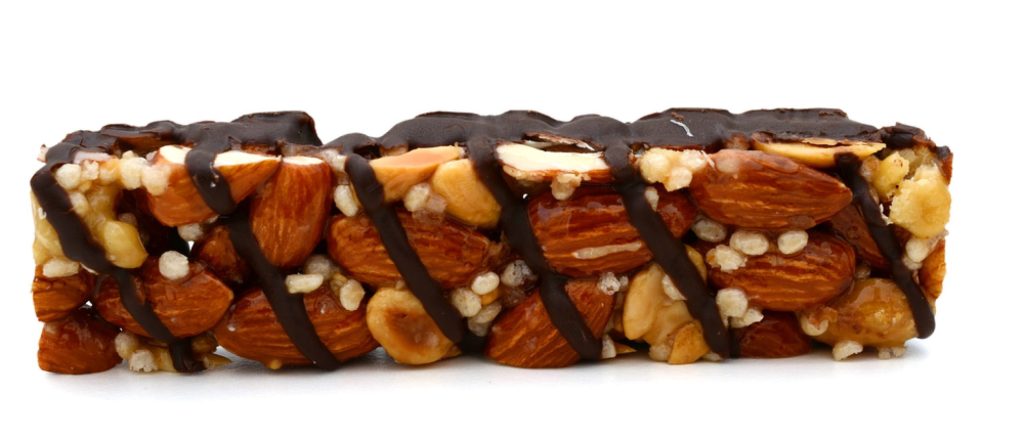 Reep van noten omhult met donkere chocolade.
