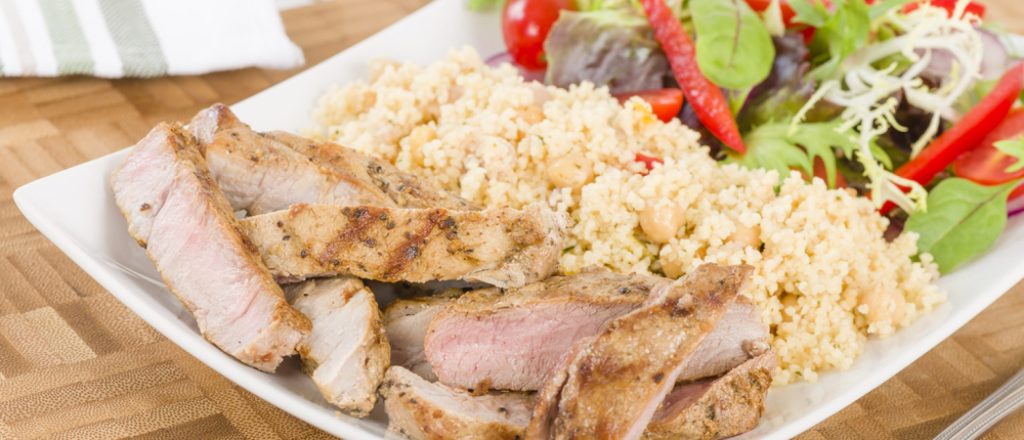 Couscous salade met gegrilde kip en groenten.