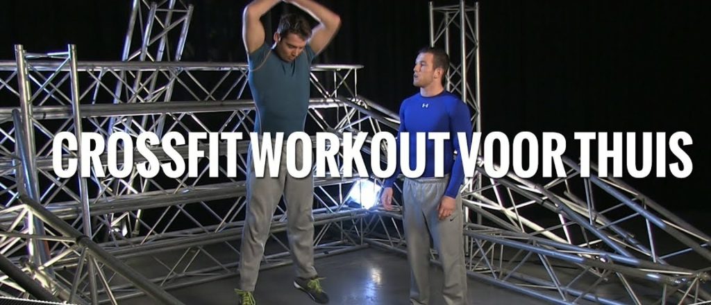 Twee mannen doen een crossfittraining op podiumsetup binnen.