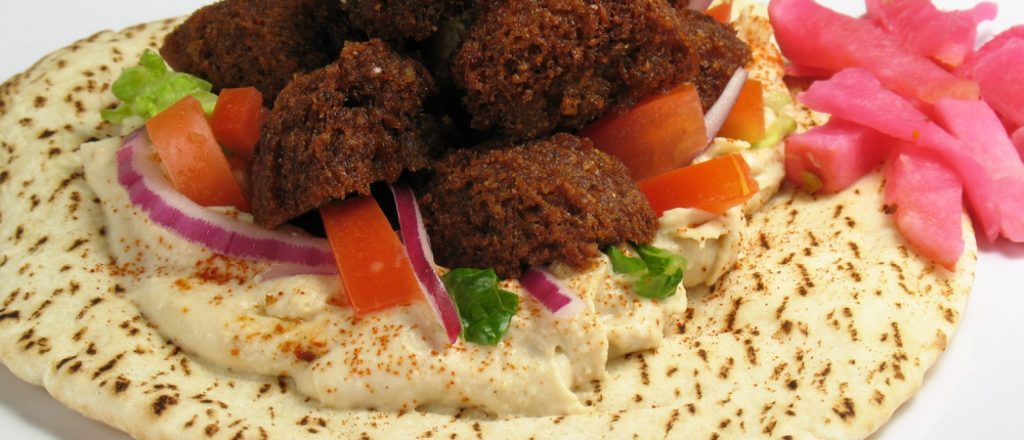 Falafel op platbrood met hummus en groenten.