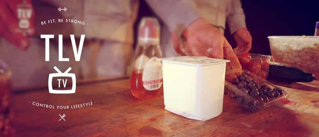 Gezonde ingrediënten voor snacks op een houten tafel.