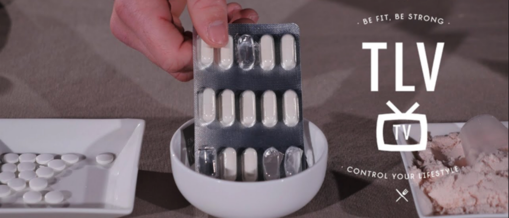 Hand houdt supplementenstrips boven witte schaal.