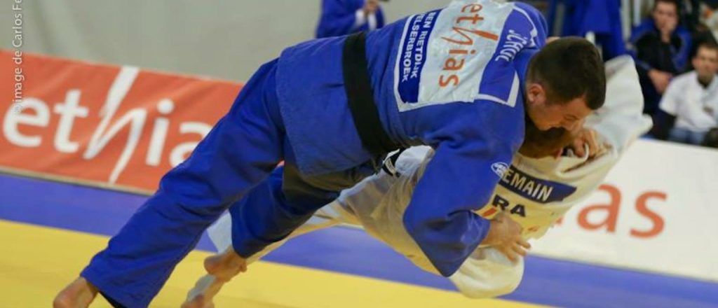 Twee judoka's in actie op de mat tijdens wedstrijd.