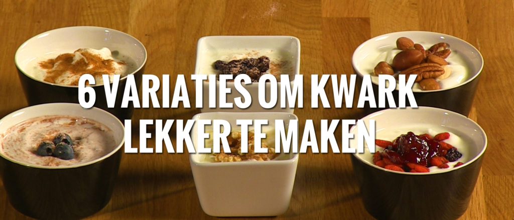 Verschillende kommen kwark met toppings op tafel