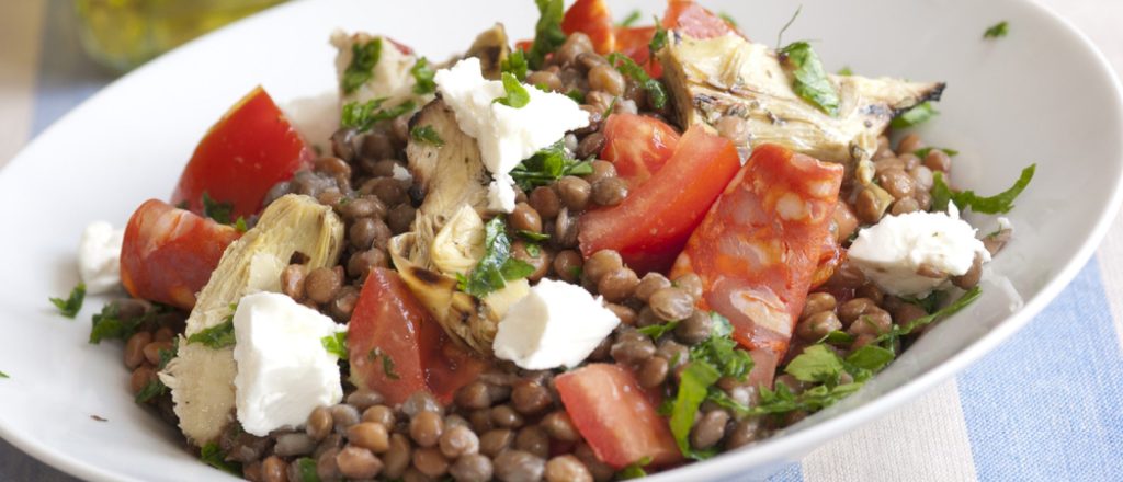 Een linzensalade met tomaten en stukjes mozzarella.