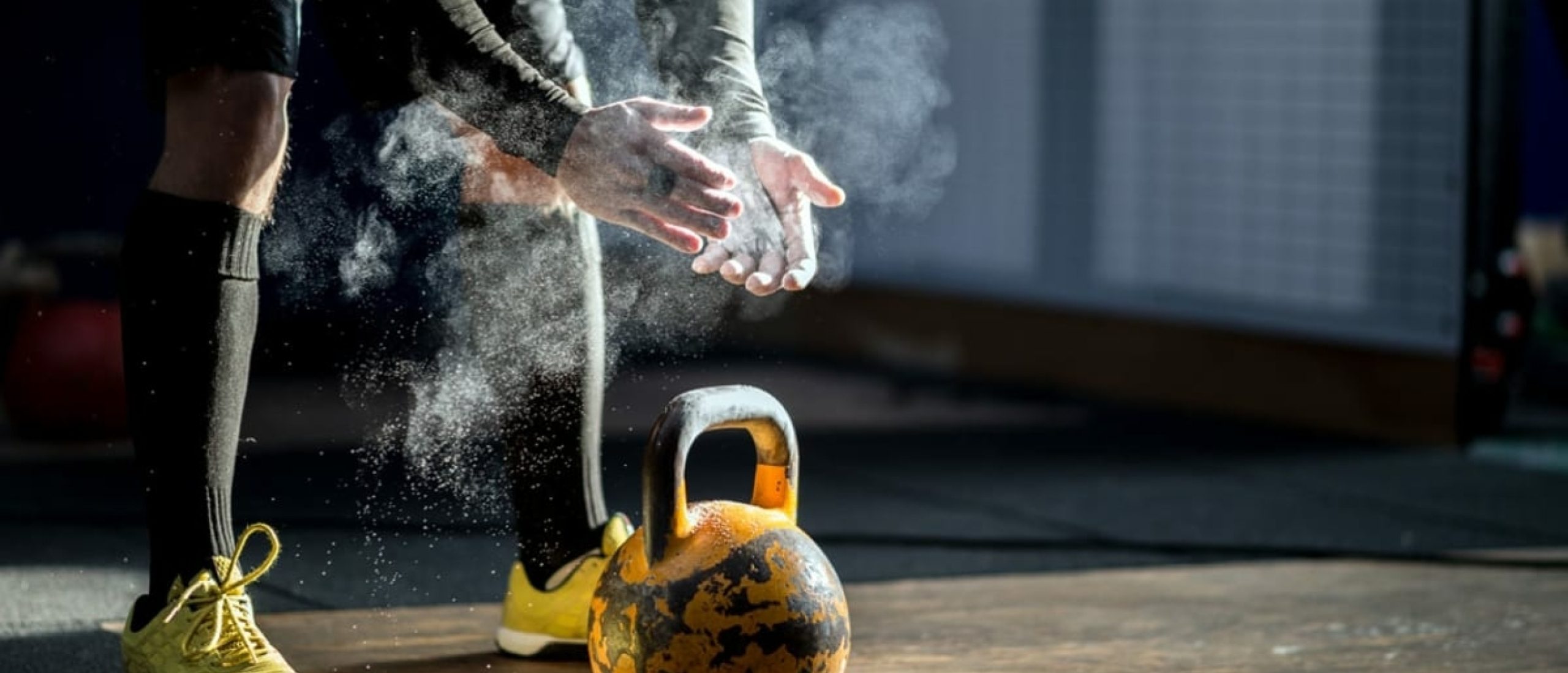6 statische plank variaties 6 Sportman bereidt zich voor op kettlebell workout.