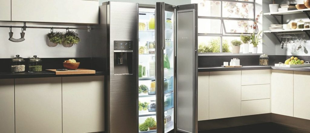 Een open koelkast in een moderne keuken met lichtinval.