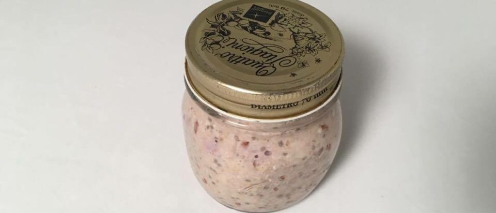 Pot met overnight oats en citroenrasp.