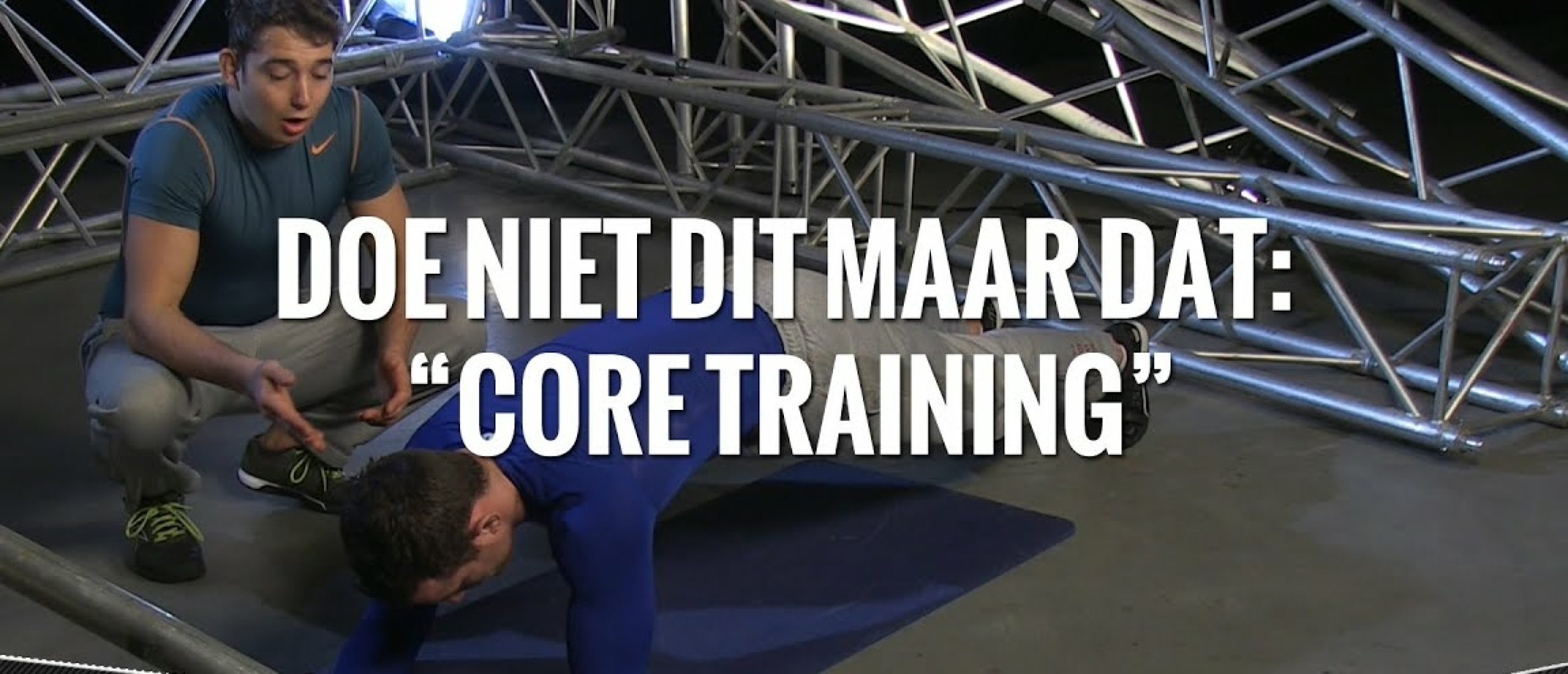 Wat is supercompensatie? 4 Coach geeft instructies aan man tijdens core training