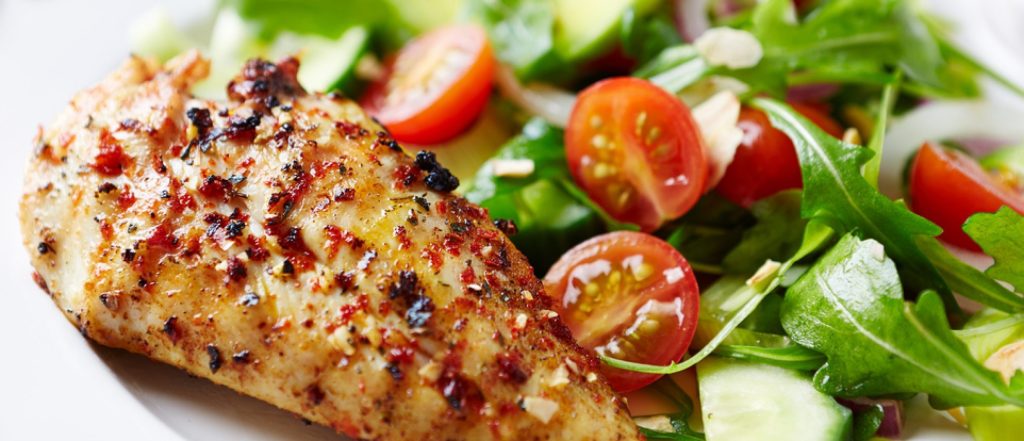 Gekruid kipfilet met komkommersalade en tomaatjes