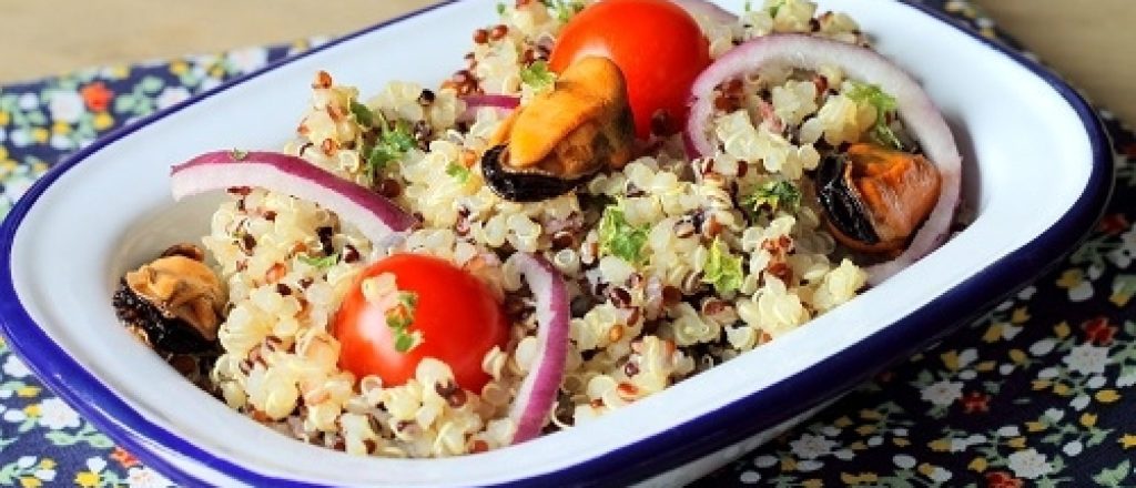 Quinoa salade met mosselen, tomaten en rode ui