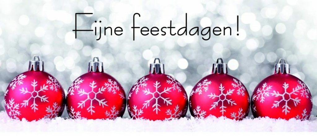 Vijf rode kerstballen met sneeuwvlokken op een rij.