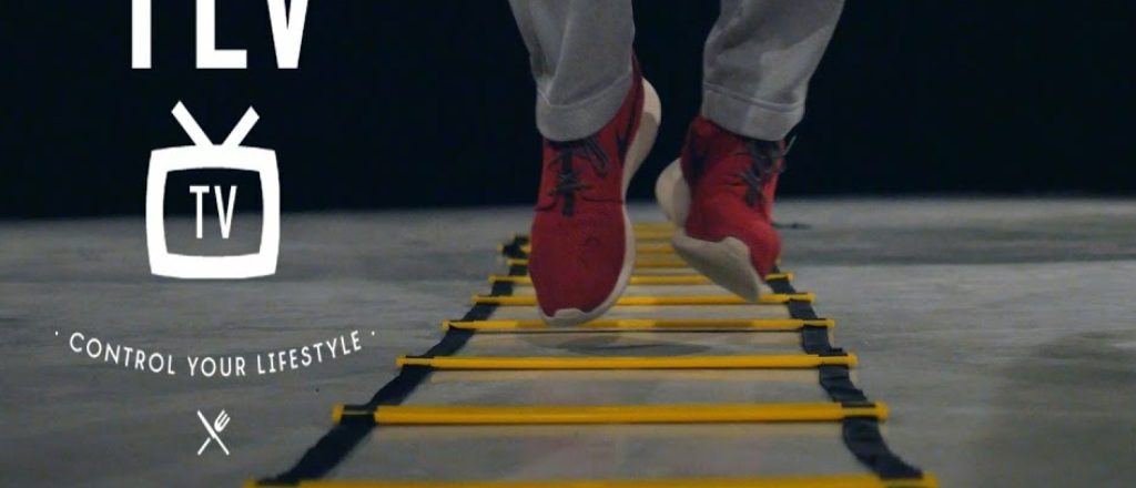 Voeten met rode schoenen bewegen op een speedladder.