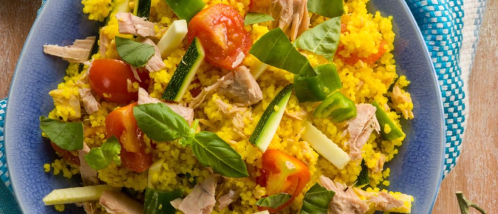 Schotel met tonijn, couscous, tomaat en basilicum.