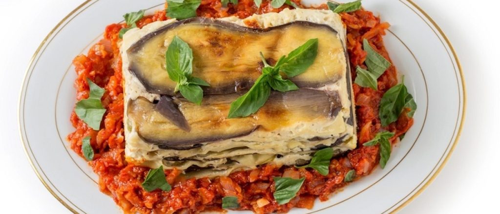 Vegetarische lasagne met aubergine en verse basilicum.