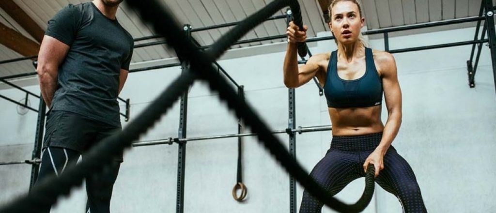Vrouw doet touwtraining in de sportschool.