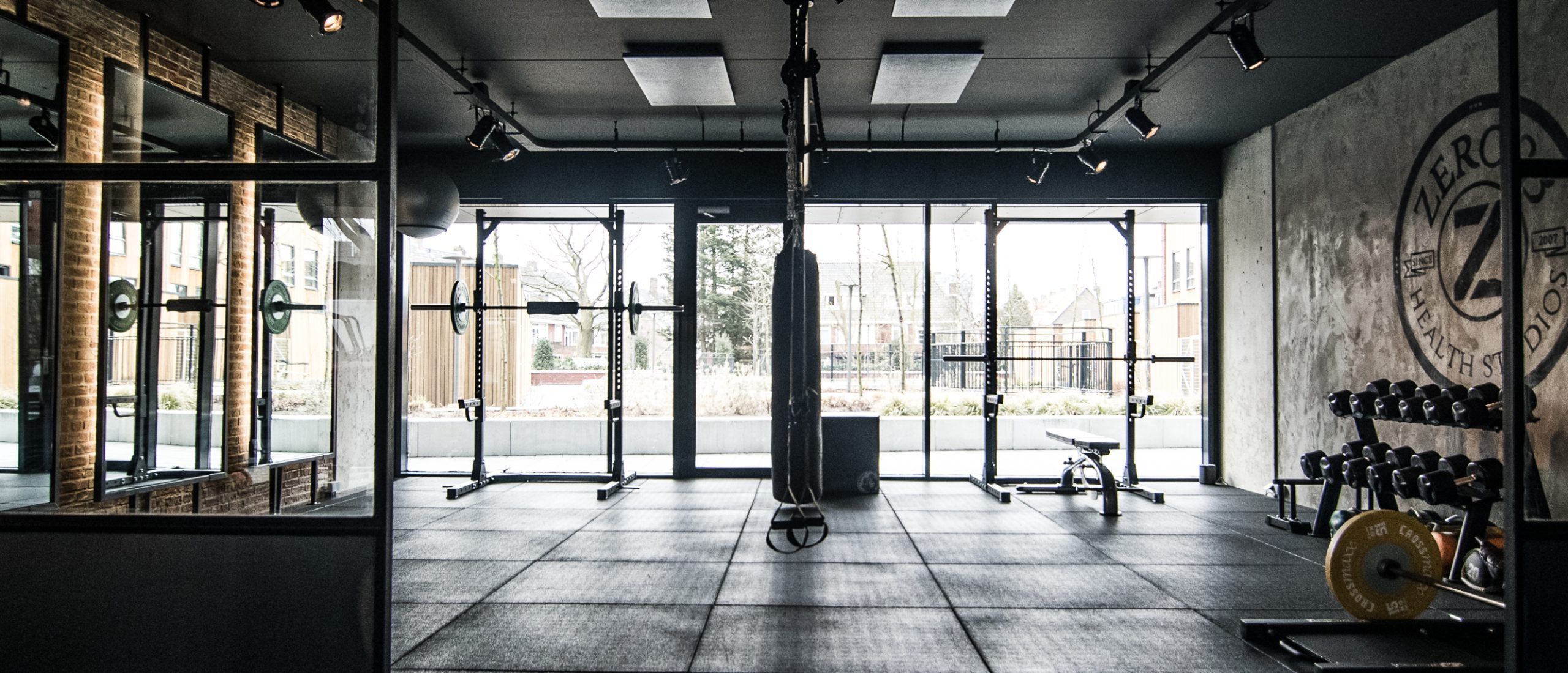 Moderne studio met gewichten en fitnessapparatuur.