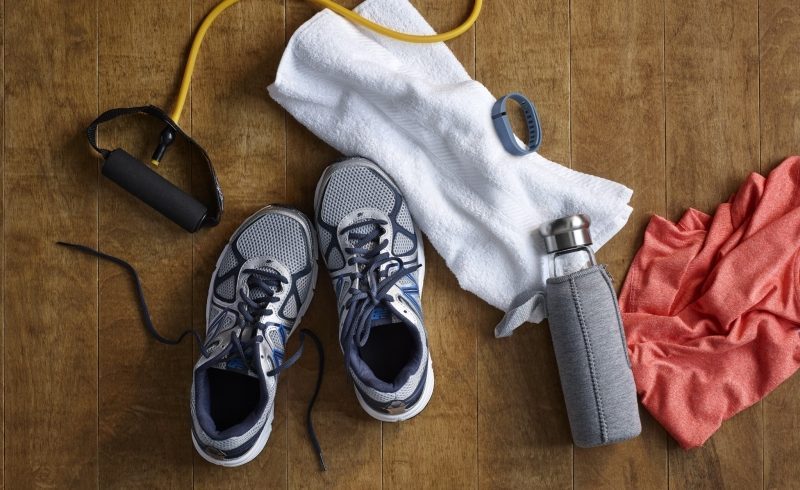 Sport outfit sportschoenen springtouw waterfles