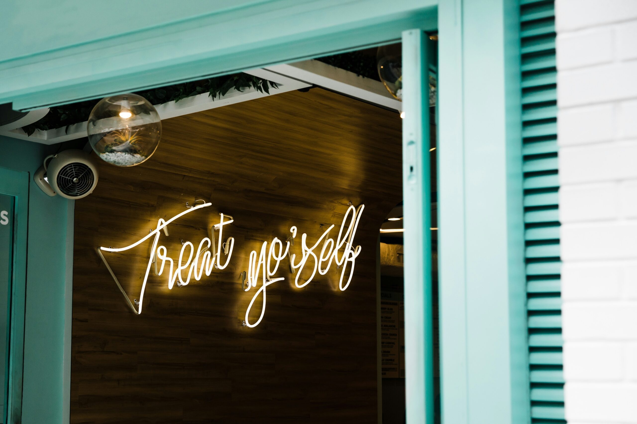 Hoe blijf je gemotiveerd om te sporten? 2 neon sign treat yourself