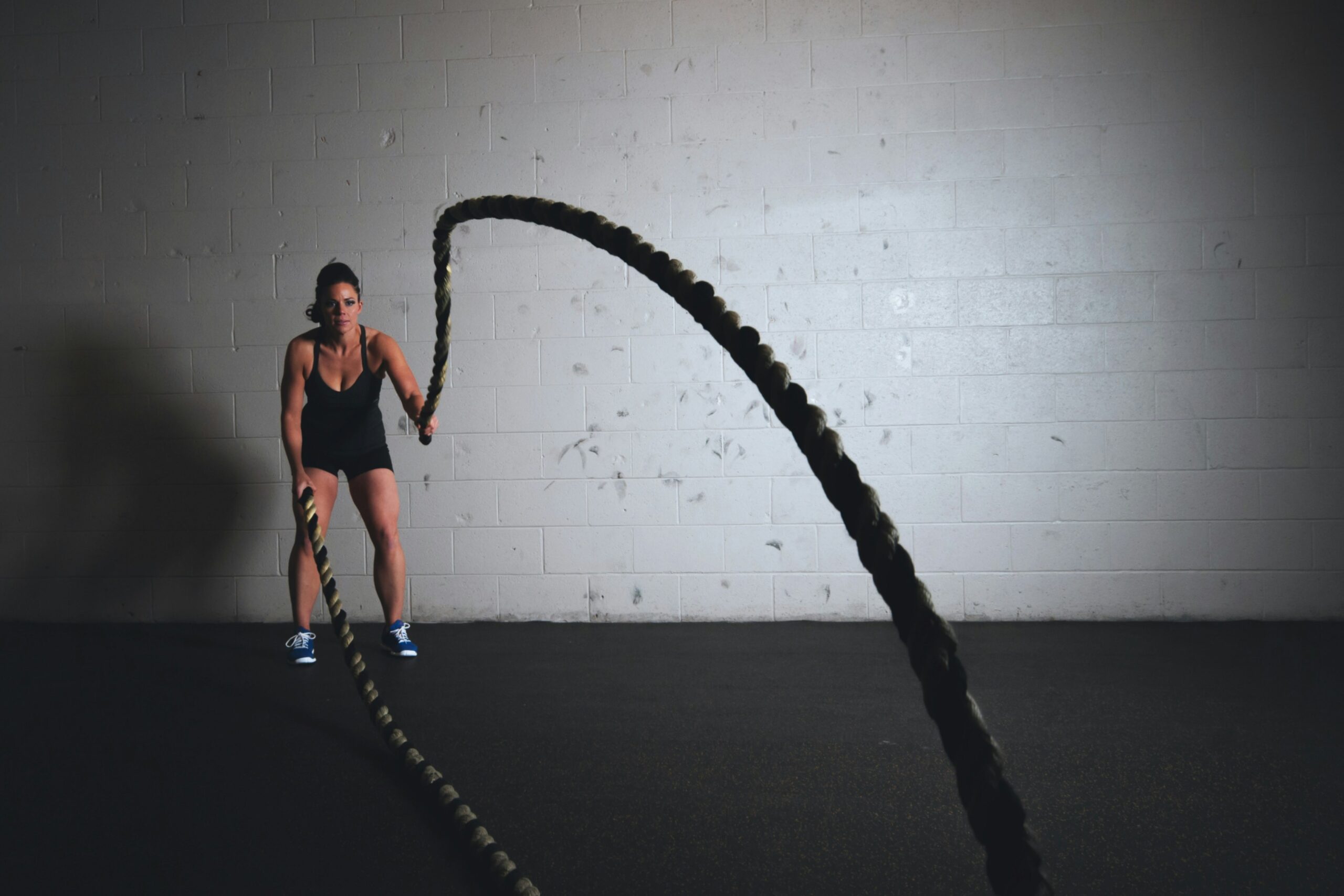 De beste cardio oefeningen om thuis vet te verbranden zonder apparatuur 2 vrouw fitness touwen gym