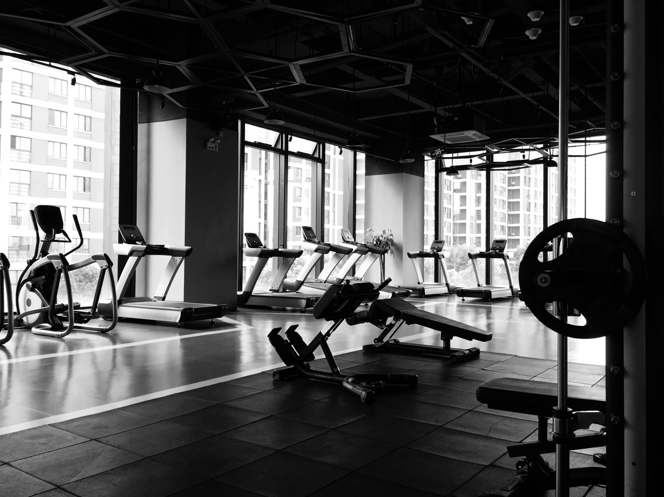 Krachttraining combineren met yoga: een krachtige combinatie voor lichaam en geest 1 lege sportschool met loopbanden