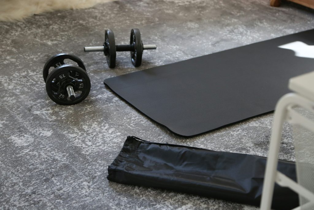 Zwarte halters en mat voor thuis fitness