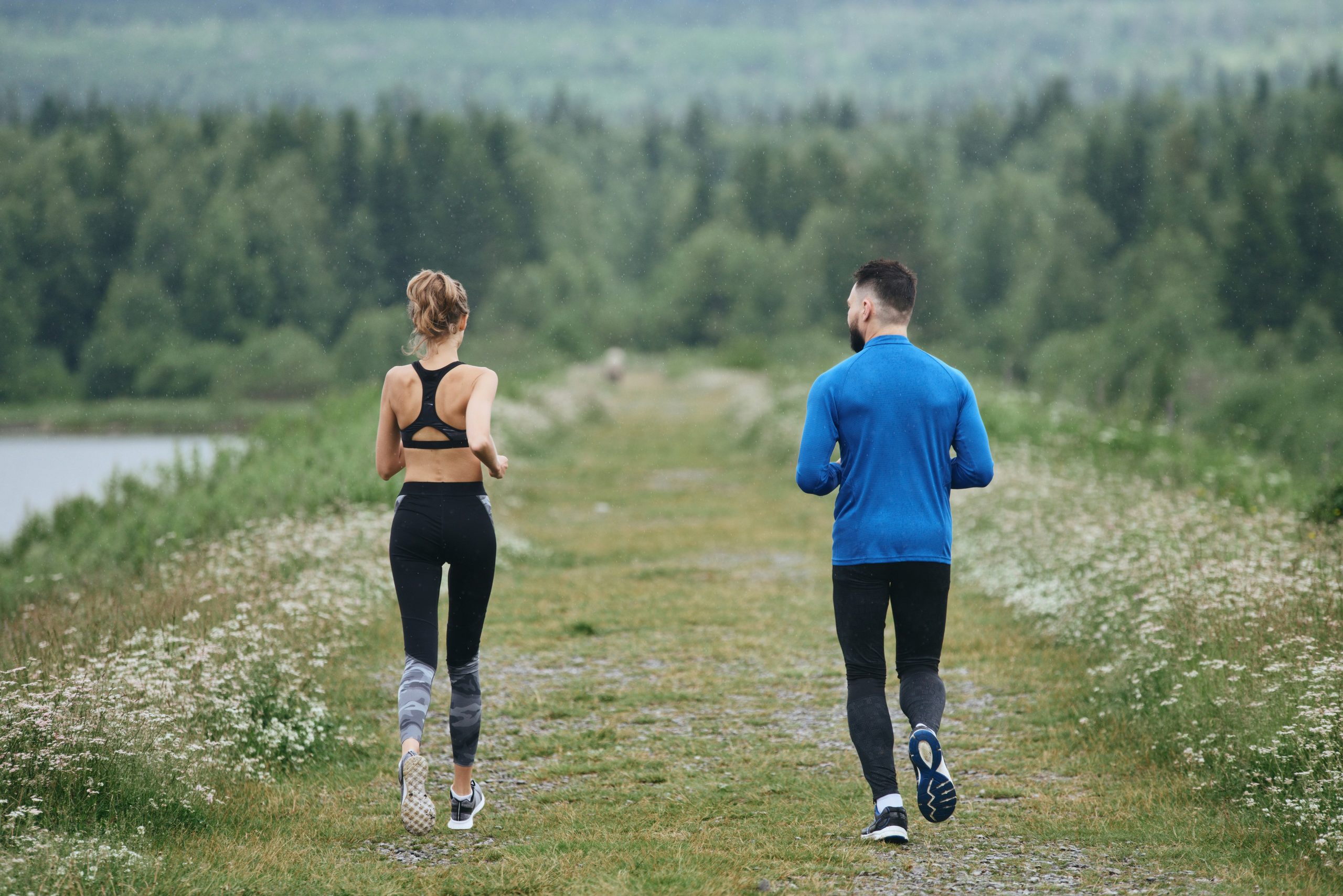 Hoe kies je de juiste hardloopschoenen? 2 mannen vrouw joggen bos