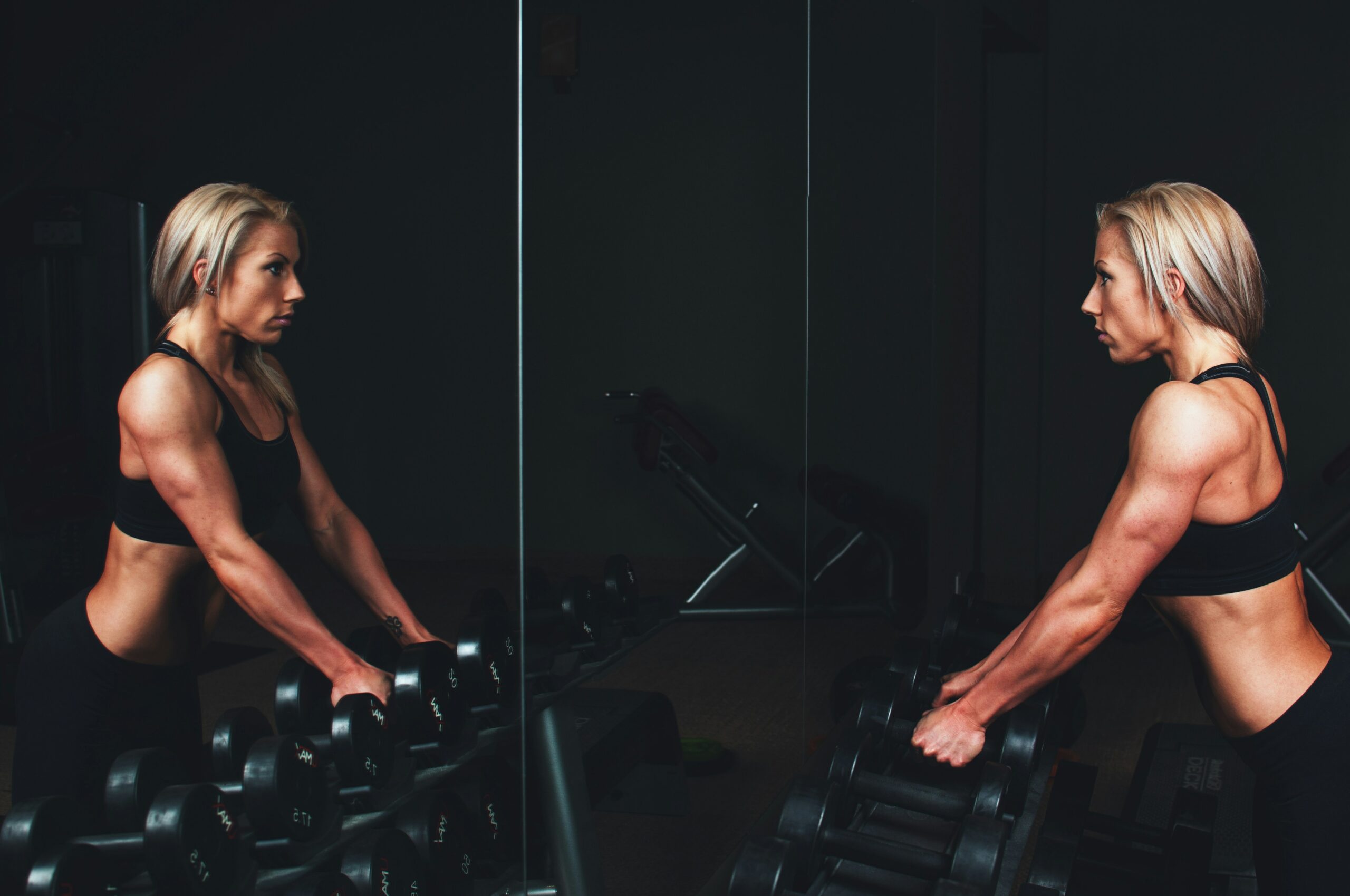Wat te eten voor en na een training? 3 vrouw gewicht training spiegel
