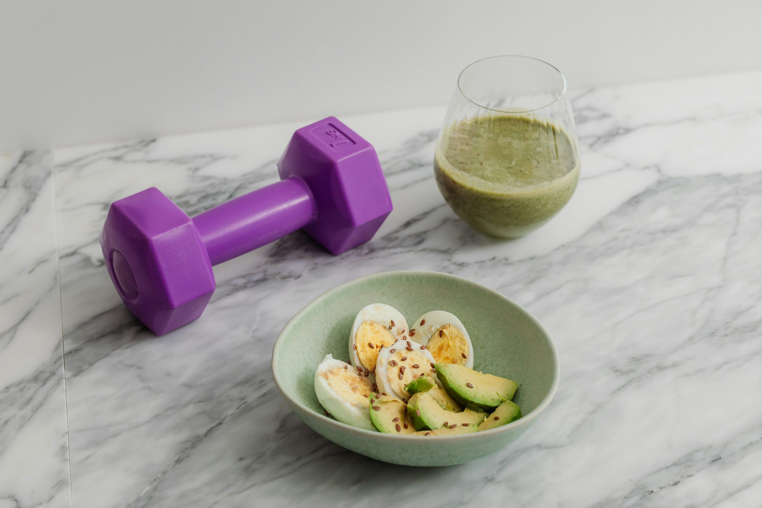 De beste post-workout maaltijden voor herstel 2 groen smoothie ontbijt dumbbell