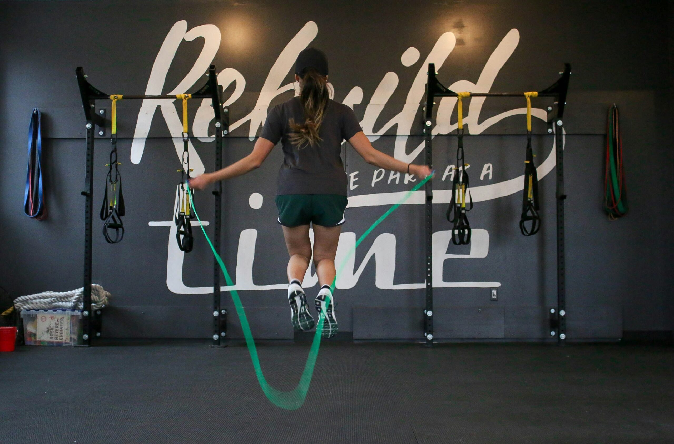 HIIT: de ultieme gids voor effectieve training 2 vrouw touwtje springen sportschool