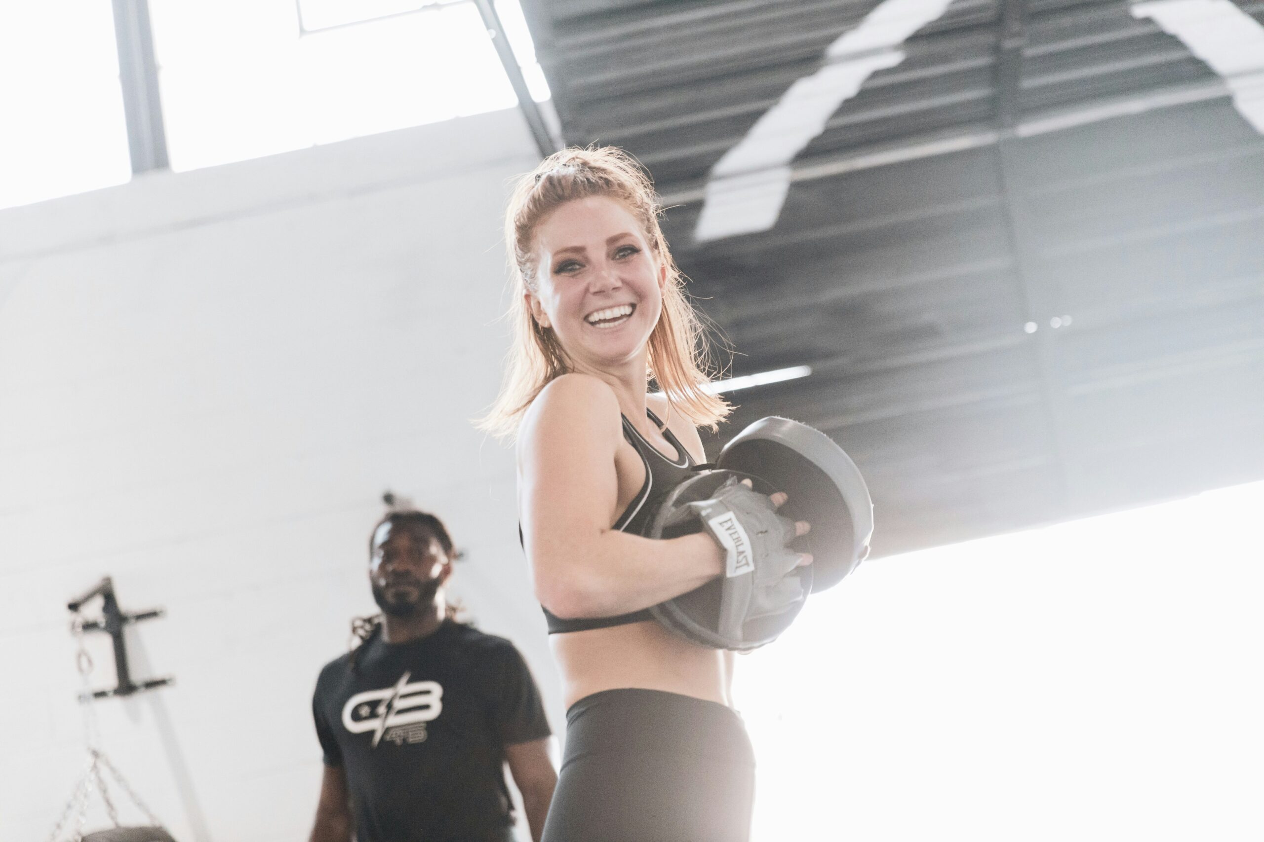 Hoe begin je met boksen als een workout? 2 lachende vrouw met gewichten