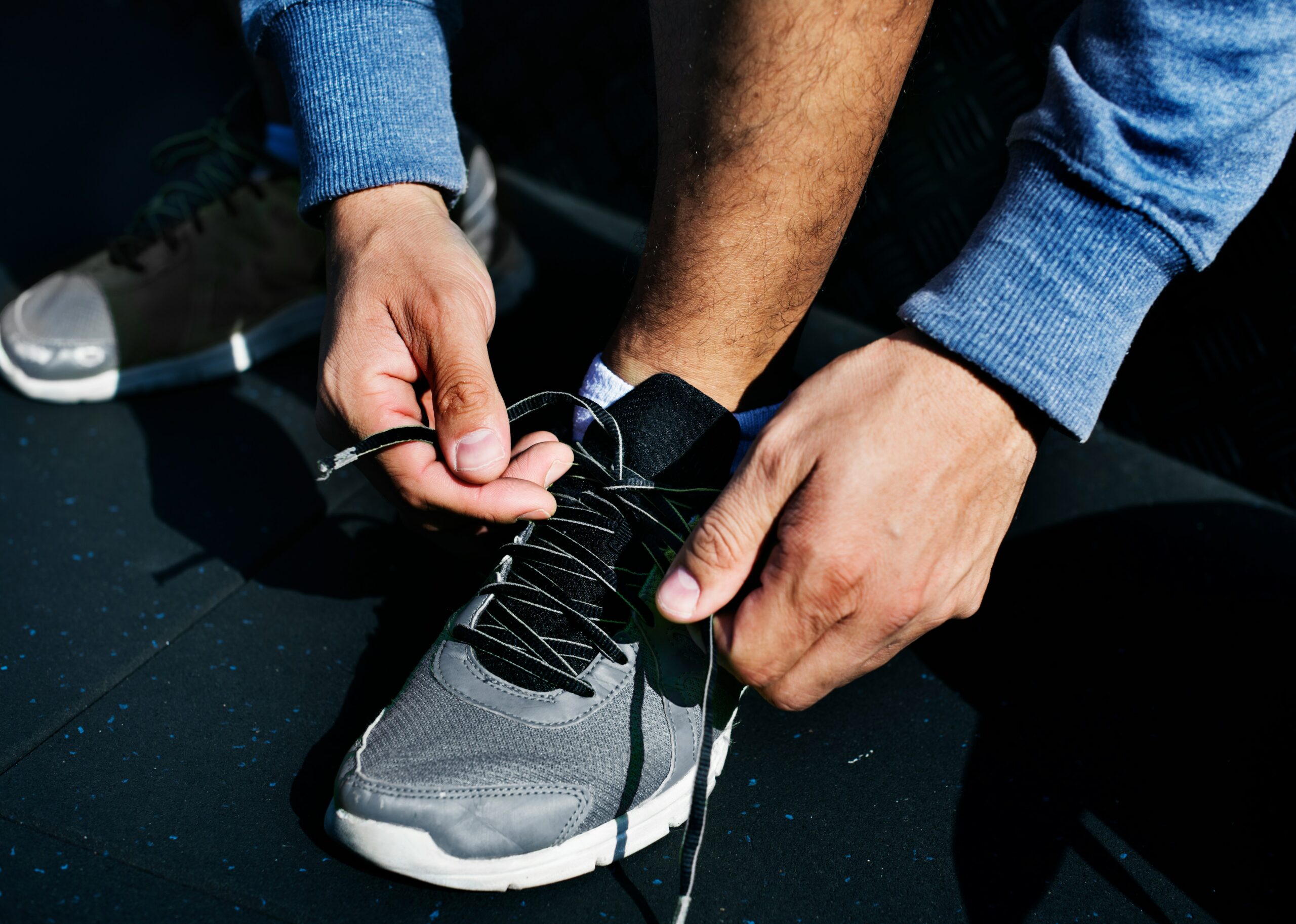Hardlopen voor beginners: tips en schema 1 man veters strikken sportschoenen