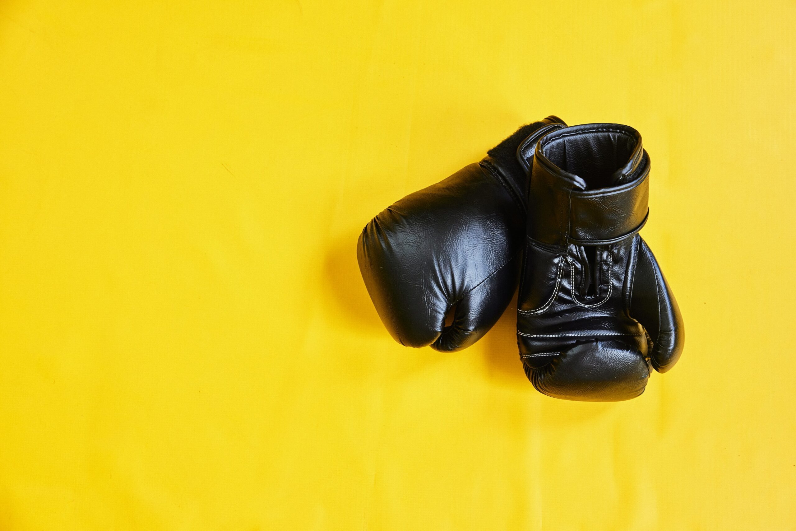 Hoe begin je met boksen als een workout? 1 zwarte bokshandschoenen geel