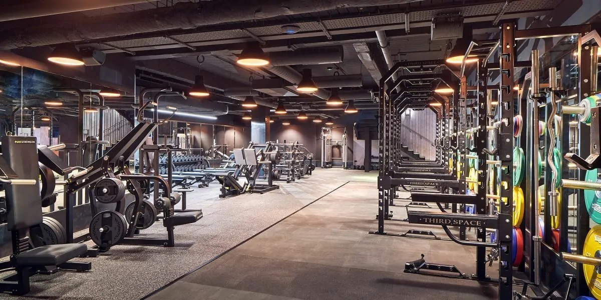 Top 5 supplementen die wel werken 6 Ruime sportschool met moderne fitnessapparatuur.