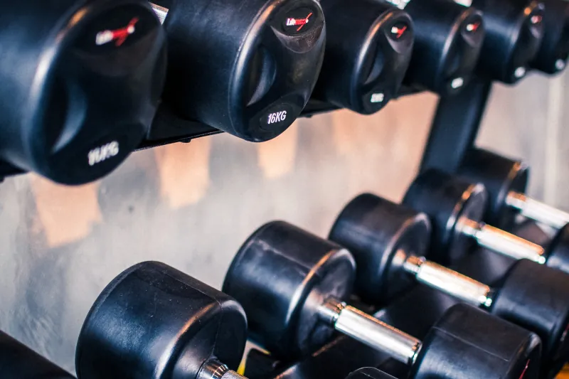 Zeven dumbbell oefeningen voor thuis