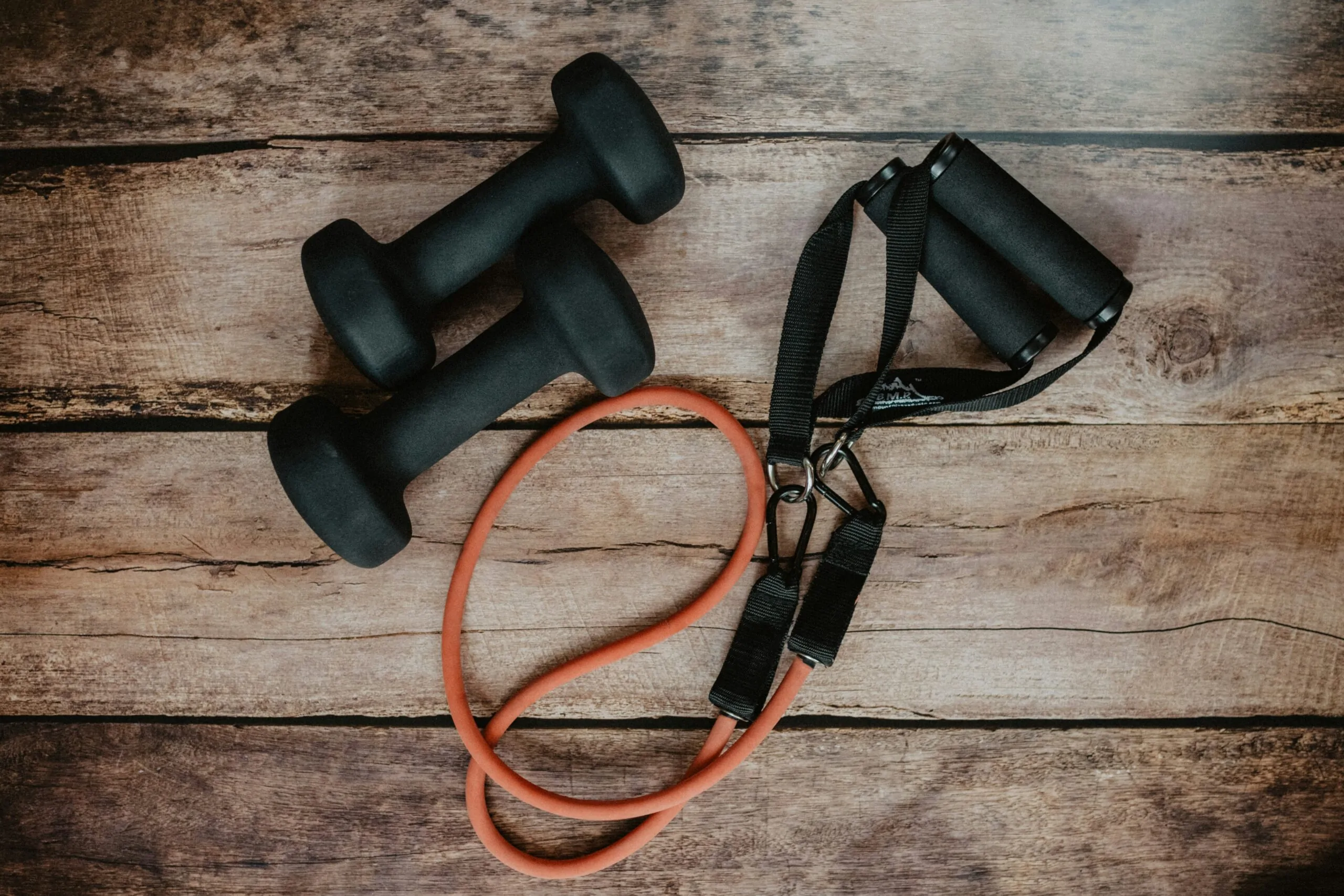 30-minuten full-body workout voor thuis 1 dumbbells en weerstandsband